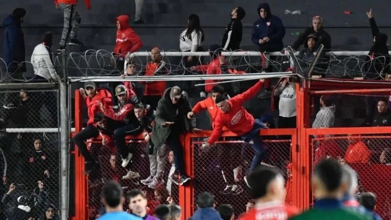Suspendieron Independiente-U. de Chile por graves incidentes