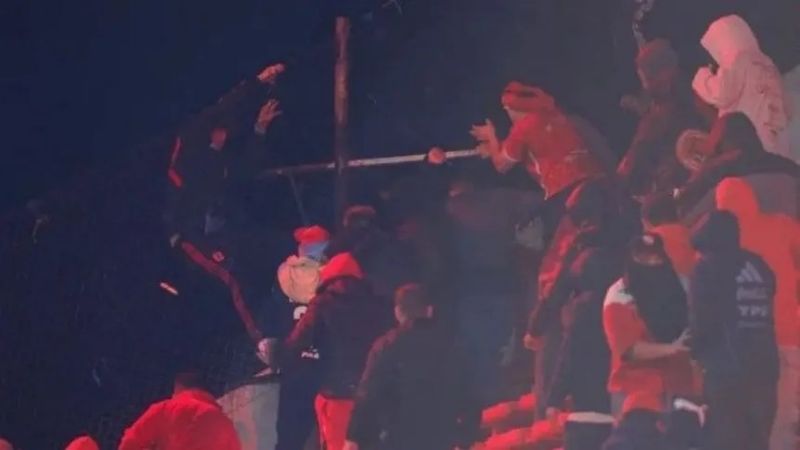 Destrozos, sangre y locura en Independiente