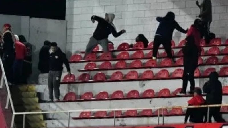 Destrozos, sangre y locura en Independiente