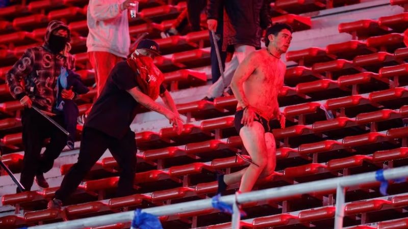 Destrozos, sangre y locura en Independiente