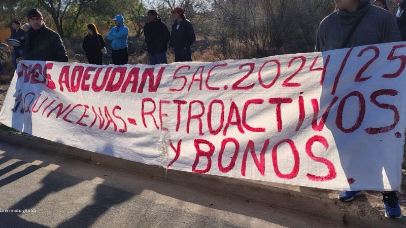 Trabajadores de CAMINO S.A. se manifiestan frente a Casa de Gobierno