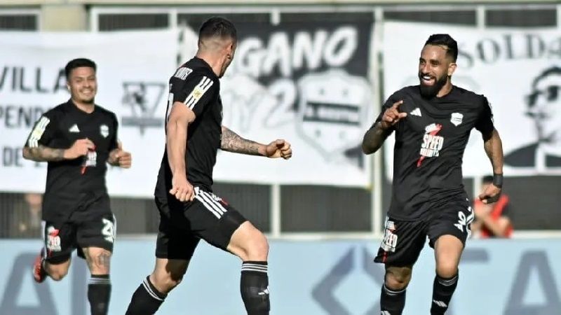 Vélez ganó y lidera; Riestra también se prende