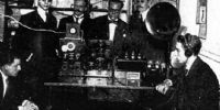LOS CREADORES de la radio en la terraza del teatro Coliseo, desde donde hicieron la primera transmisión.
