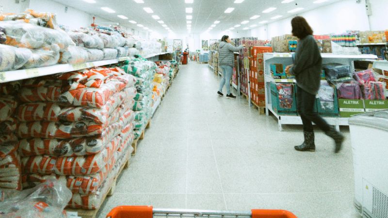 Suben alimentos no básicos, bebidas y productos de limpieza, pero autoservicios siguen en caída