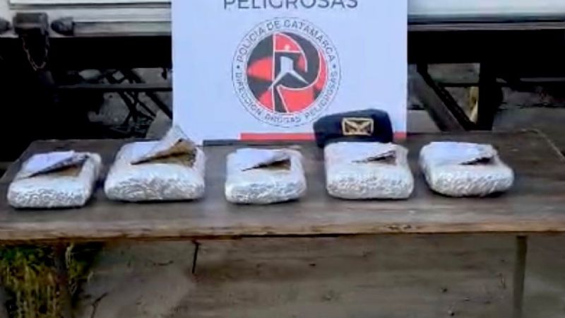 Secuestran más de 5 kilos y medio de Cogollos de Marihuana y detuvieron a una joven mujer