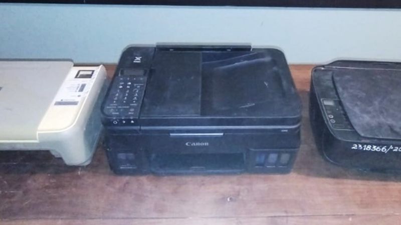 Llevaban tres impresoras de dudosa procedencia