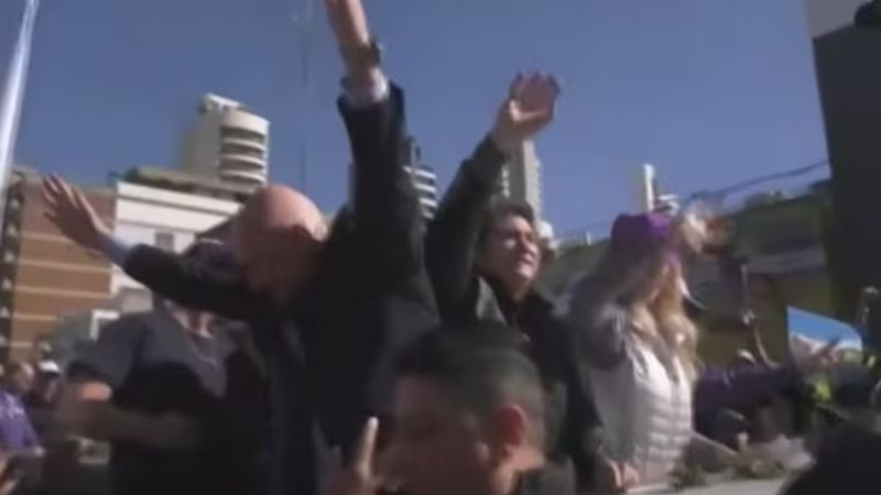 Arrojaron piedras a la caravana de Milei y la seguridad debió evacuarlo