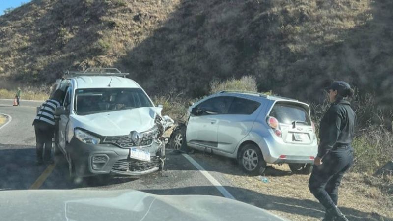 Grave accidente: dos autos chocaron de frente