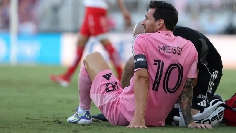 Messi se lesionó y pidió el cambio a los 8 minutos