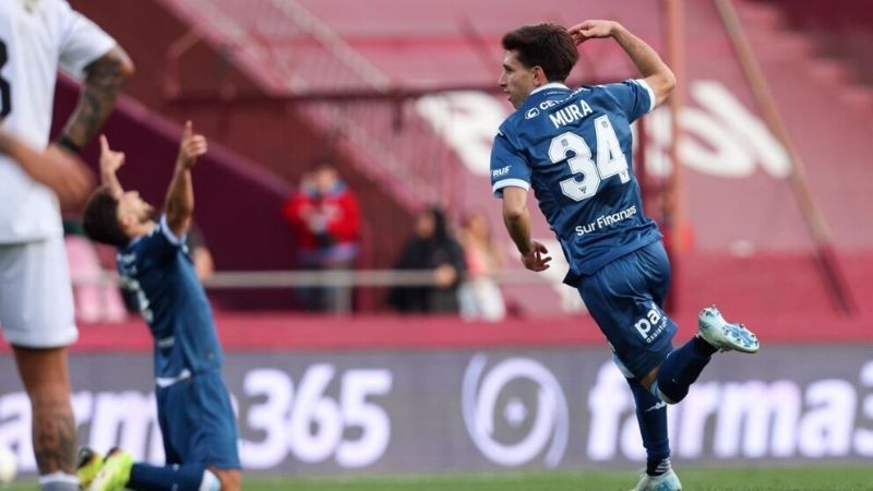 Racing avanzó con goleada 3-0 a Riestra