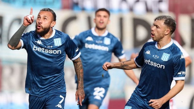 Racing avanzó con goleada 3-0 a Riestra