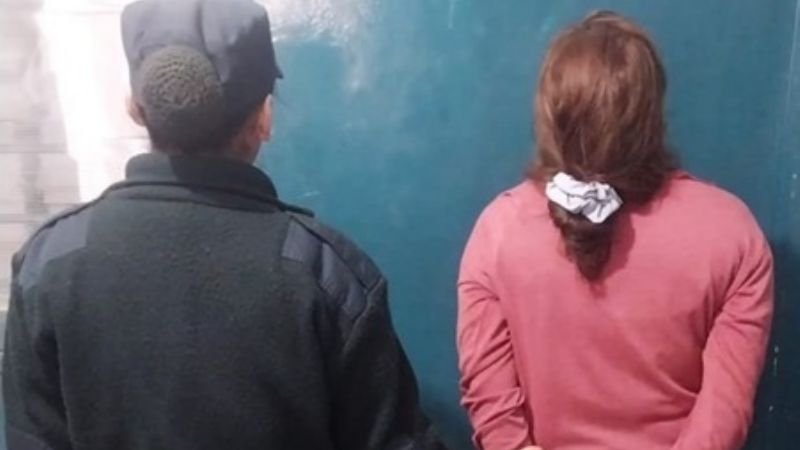 Detienen a una mujer violenta