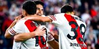 MAXI SALAS, recibe el abrazo de Quintero y Lencina, tras convertir para River, en el triunfo ante los sanjuaninos.