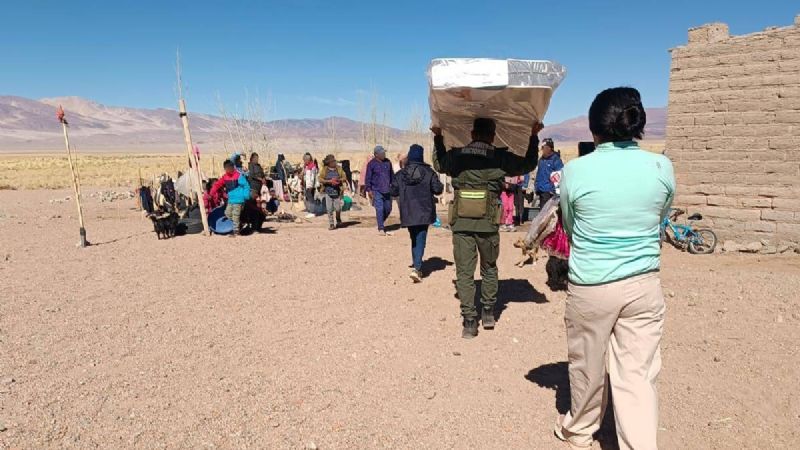 Brindan asistencia a los ciudadanos afectados por el Viento Zonda en Laguna Blanca