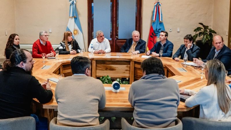 Laguna Blanca: el Gobierno continúa con la asistencia y coordina trabajos de reconstrucción