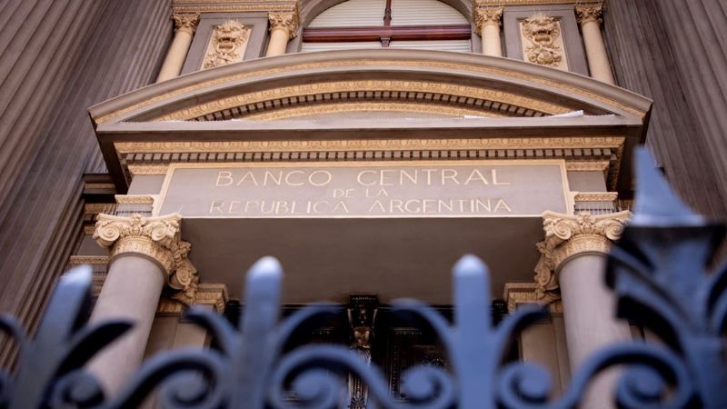 El FMI giró USD 2.000 millones, pero casi la mitad vuelve al organismo