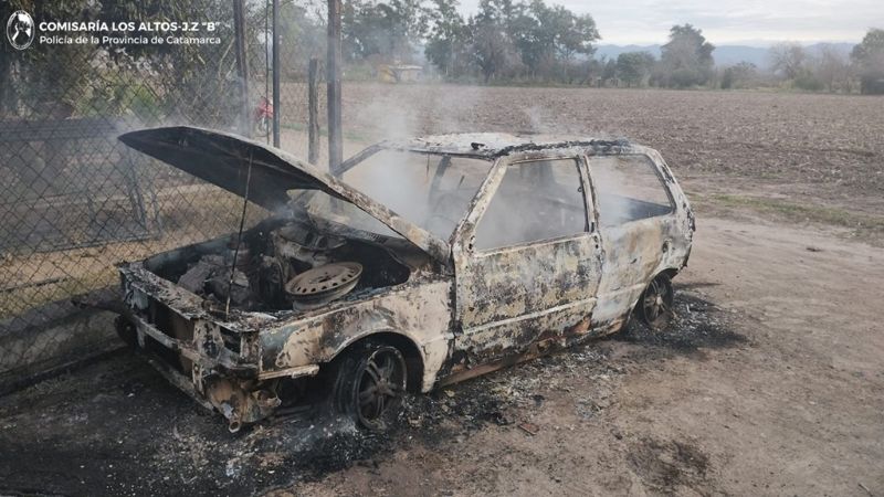 Se incendió un auto que estaba en un taller y sufrió daños totales