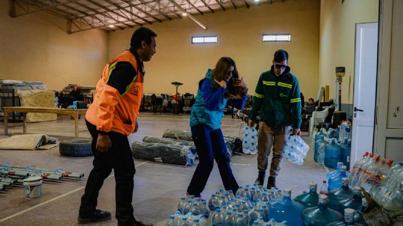 Continúa la contención de los vecinos y reparación de daños en Laguna Blanca