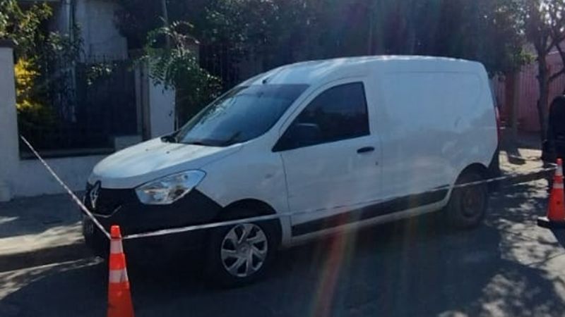 Delincuentes robaron una Kangoo y luego la dejaron abandonada