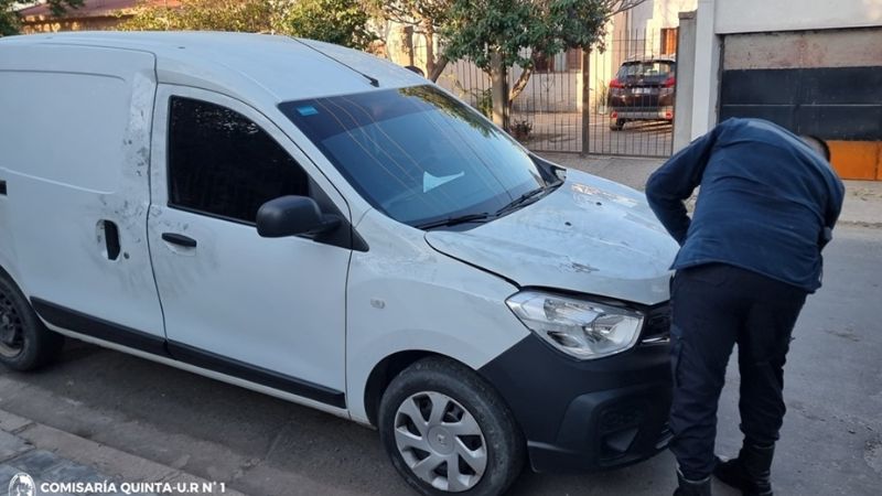 Delincuentes robaron una Kangoo y luego la dejaron abandonada