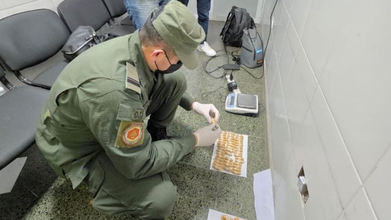 Detienen a dos “capsuleros” que transportaban 197 cápsulas de cocaína