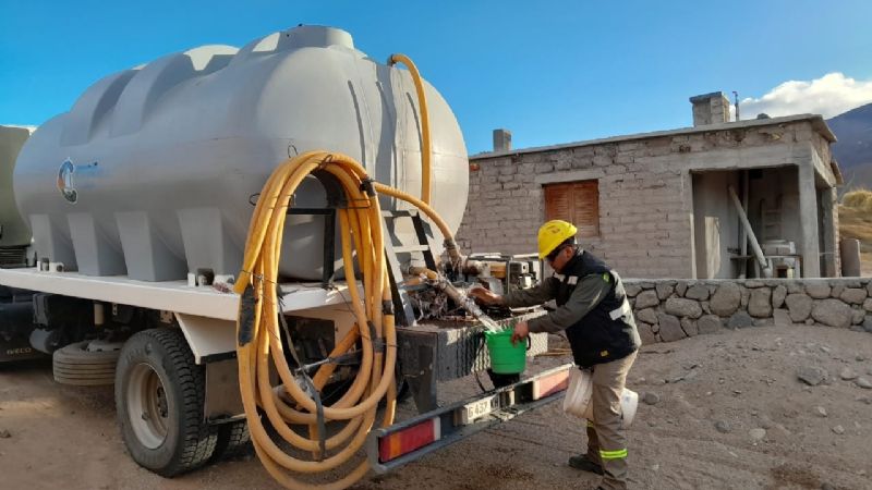 Operativo de asistencia intensiva para garantizar el abastecimiento de agua potable en Laguna Blanca