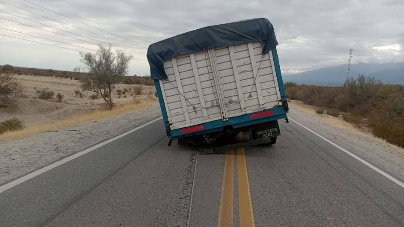Un camión perdió dos ruedas en plena ruta