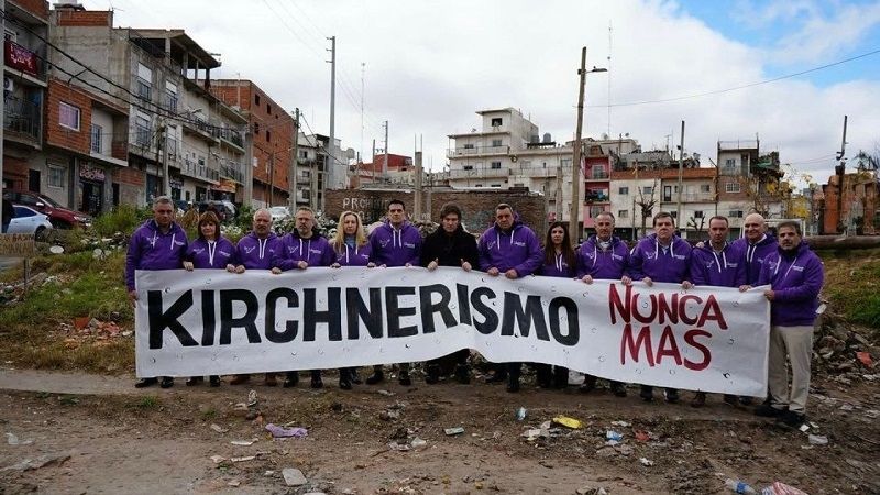 Salto con garrocha del PRO a LLA, vestidos de violeta
