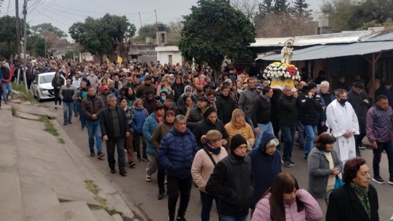 En una fría y lluviosa jornada, cientos de  devotos honraron al Santo del Pan y del Trabajo
