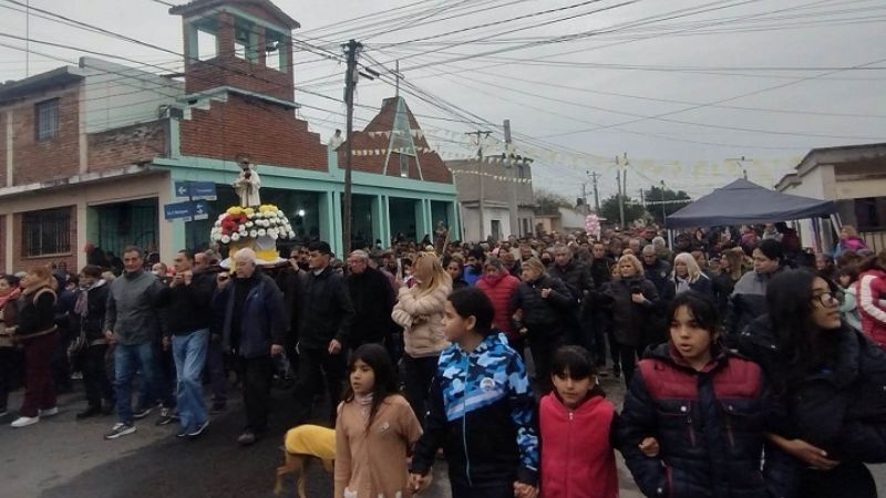 En una fría y lluviosa jornada, cientos de  devotos honraron al Santo del Pan y del Trabajo