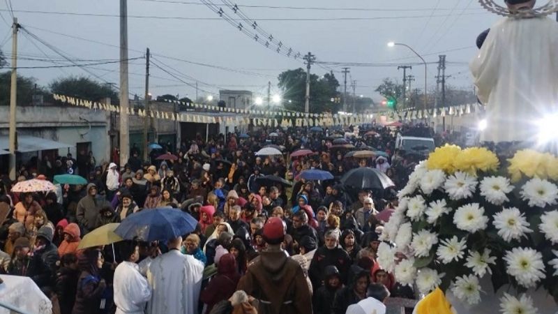 En una fría y lluviosa jornada, cientos de  devotos honraron al Santo del Pan y del Trabajo