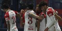 HURACÁN celebrando el tanto de 