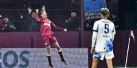 Rodrigo Castillo, autor del gol Lanús, festejando lo que seía el gol de triunfo sobre Talleres.