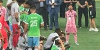 UN CABALLERO. Messi, el único jugador de Inter Miami que se quedó a los festejos de Seattle Sounders, tras pefder la final de la Leagues Cup.