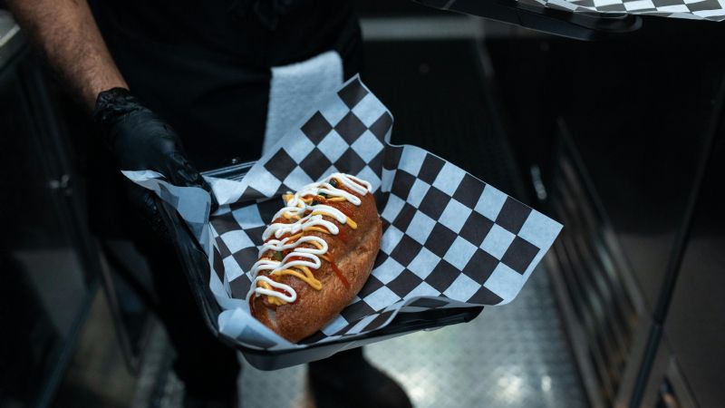 Chau a los panchos: la OMS alerta sobre el riesgo de cáncer por carne procesada