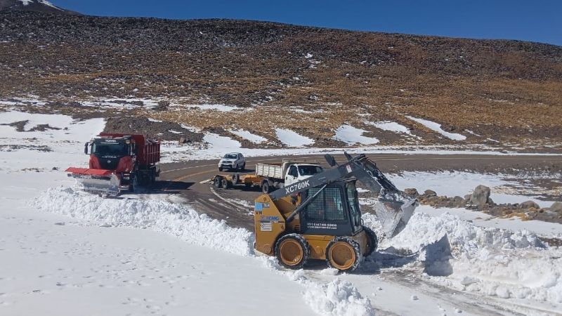 Vialidad Nacional trabaja en el despeje de nieve en el Paso de San Francisco