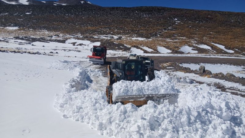 Vialidad Nacional trabaja en el despeje de nieve en el Paso de San Francisco