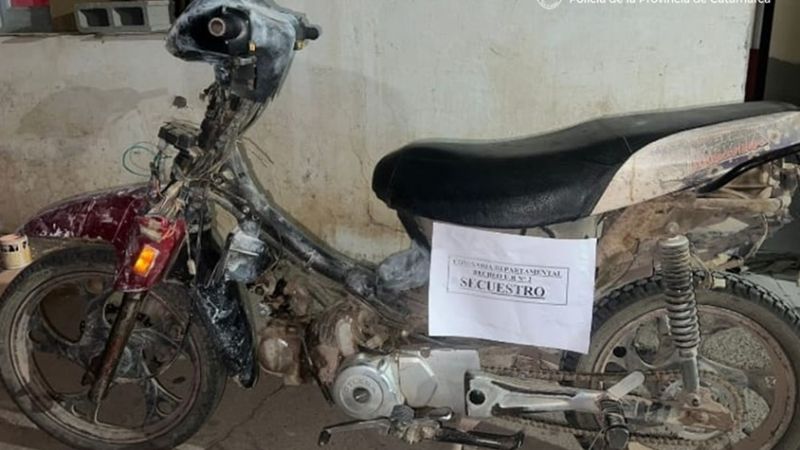 En un descampado ocultaron una moto robada