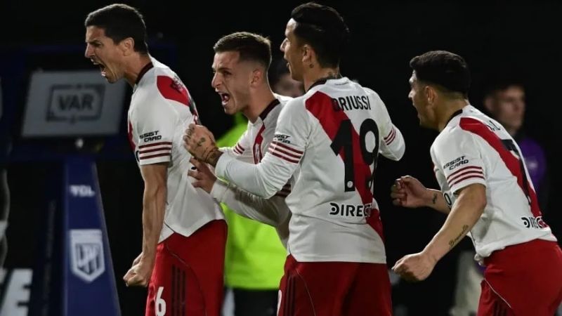 River con 10 venció al “Pincha” y lidera