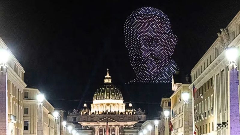 Roma se iluminó con miles de drones en homenaje al papa Francisco
