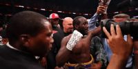 TERENCE CRAWFORD consagrado ganador, con el árbitro Tom Taylo levántole su brazo, tras vencer a 