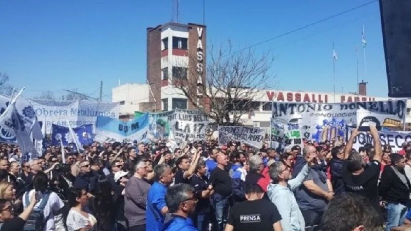 Firmat salió a las calles por el cierre de Vasalli