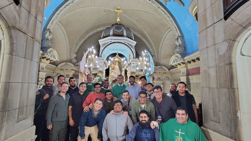 Seminaristas y formadores del Seminario de Mendoza, a los pies de la Madre del Valle