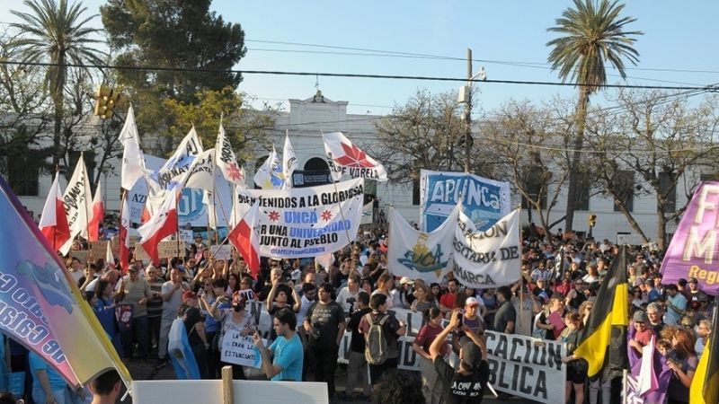 Masiva movilización en defensa de la Salud y la Educación pública