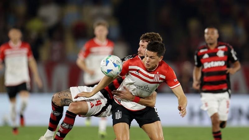 Estudiantes perdió 1-2, pero quedó con “aire”