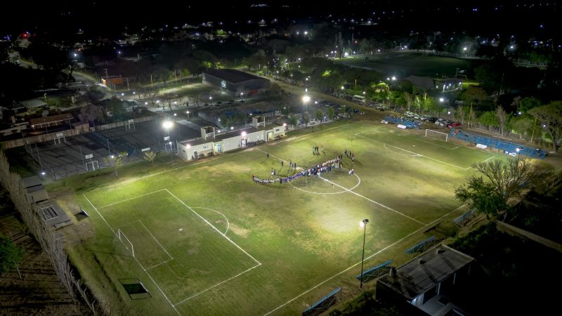 El Estadio Evita ya tiene cancha de fútbol 11 con moderna iluminación LED