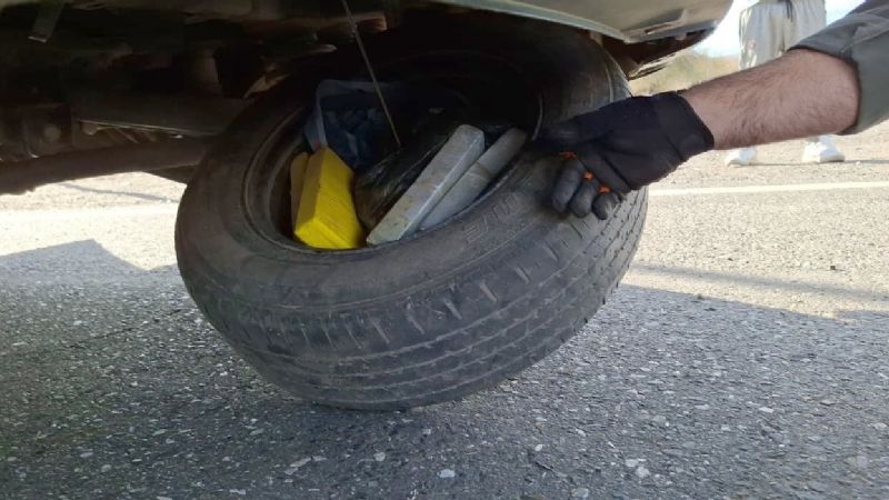 Detuvieron a una pareja que llevaba droga oculta en una camioneta