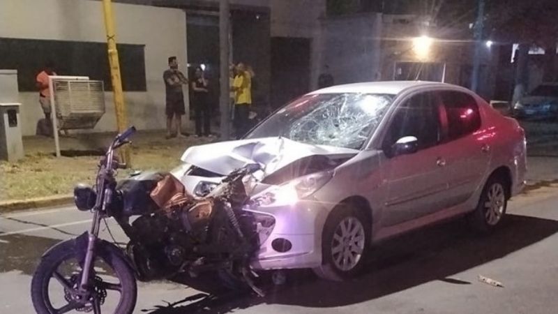 Motociclista falleció en la madrugada y detuvieron a un automovilista