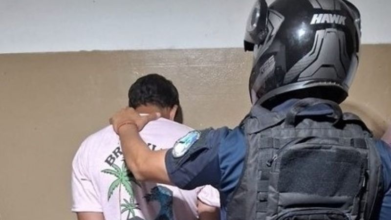 Amenazó con machetes a la policía
