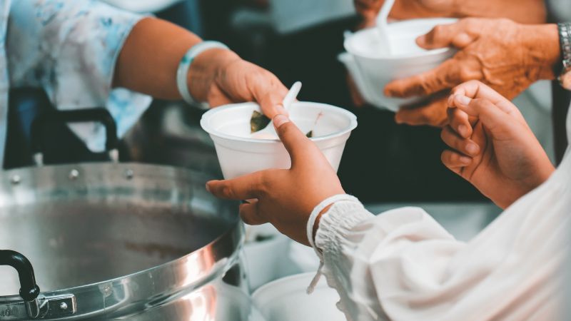 Más fondos para la SIDE, menos para los comedores comunitarios